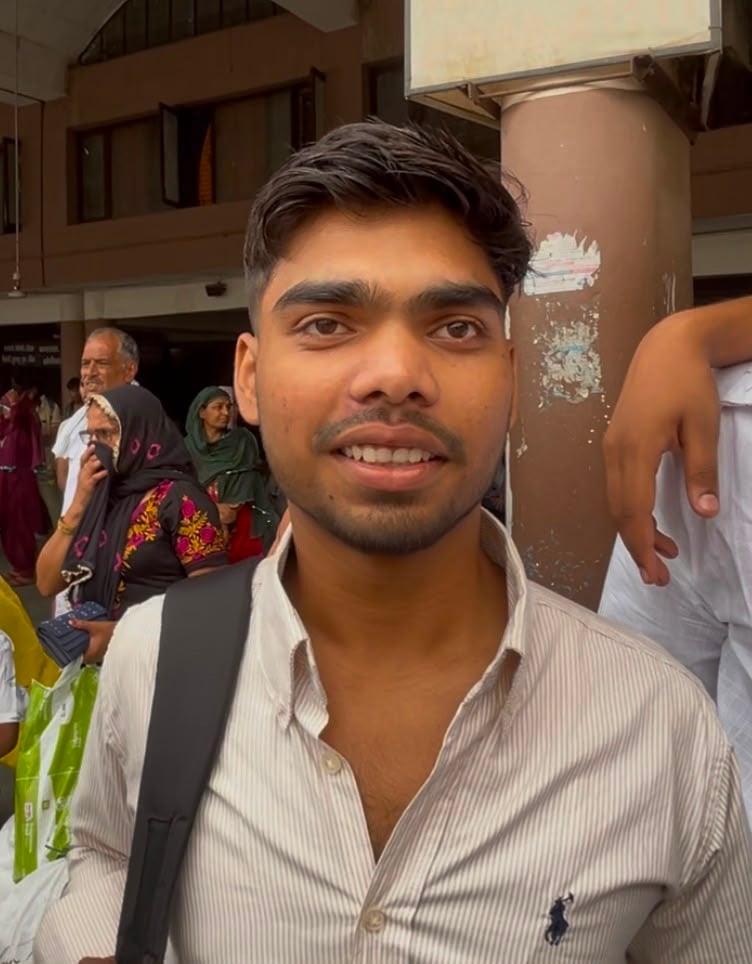 12-रोहतक बस स्टैंड पर सोनीपत व जींद मार्ग की बस न होने से परेशान यात्री। संवाद