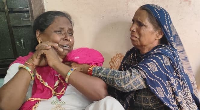 21-रोहतक के नेहरू कॉलोनी में चिंकी की हत्या के बाद घर के अंदर पुलिस कार्रवाई के दाैरान माैजूद क 21-रोहतक के नेहरू कॉलोनी में चिंकी की हत्या के बाद घर के अंदर पुलिस कार्रवाई के दाैरान माैजूद क