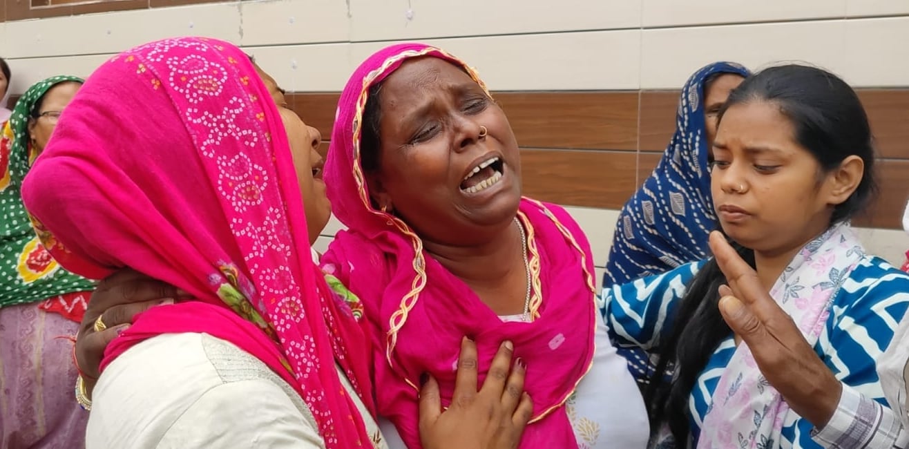 21-रोहतक के नेहरू कॉलोनी में चिंकी की हत्या के बाद घर के अंदर पुलिस कार्रवाई के दाैरान माैजूद क 21-रोहतक के नेहरू कॉलोनी में चिंकी की हत्या के बाद घर के अंदर पुलिस कार्रवाई के दाैरान माैजूद क