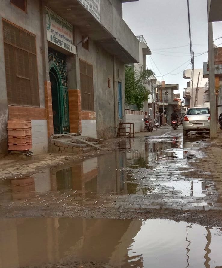 30जेएनडी17-शहर के हुडा एरिया में दोपहर के समय हो रही बारिश। संवाद