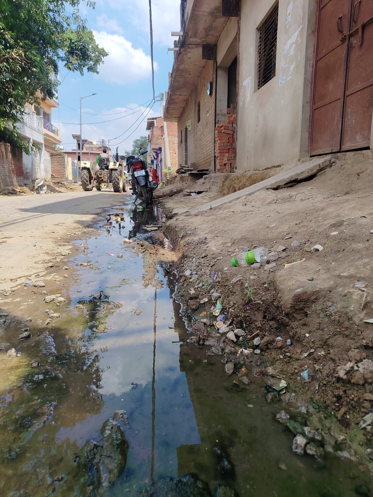 अजुहा कस्बे के वार्ड नंबर 2 अंबेडकर नगर में बजबजाती नाली। संवाद अजुहा कस्बे के वार्ड नंबर 2 अंबेडकर नगर में बजबजाती नाली। संवाद