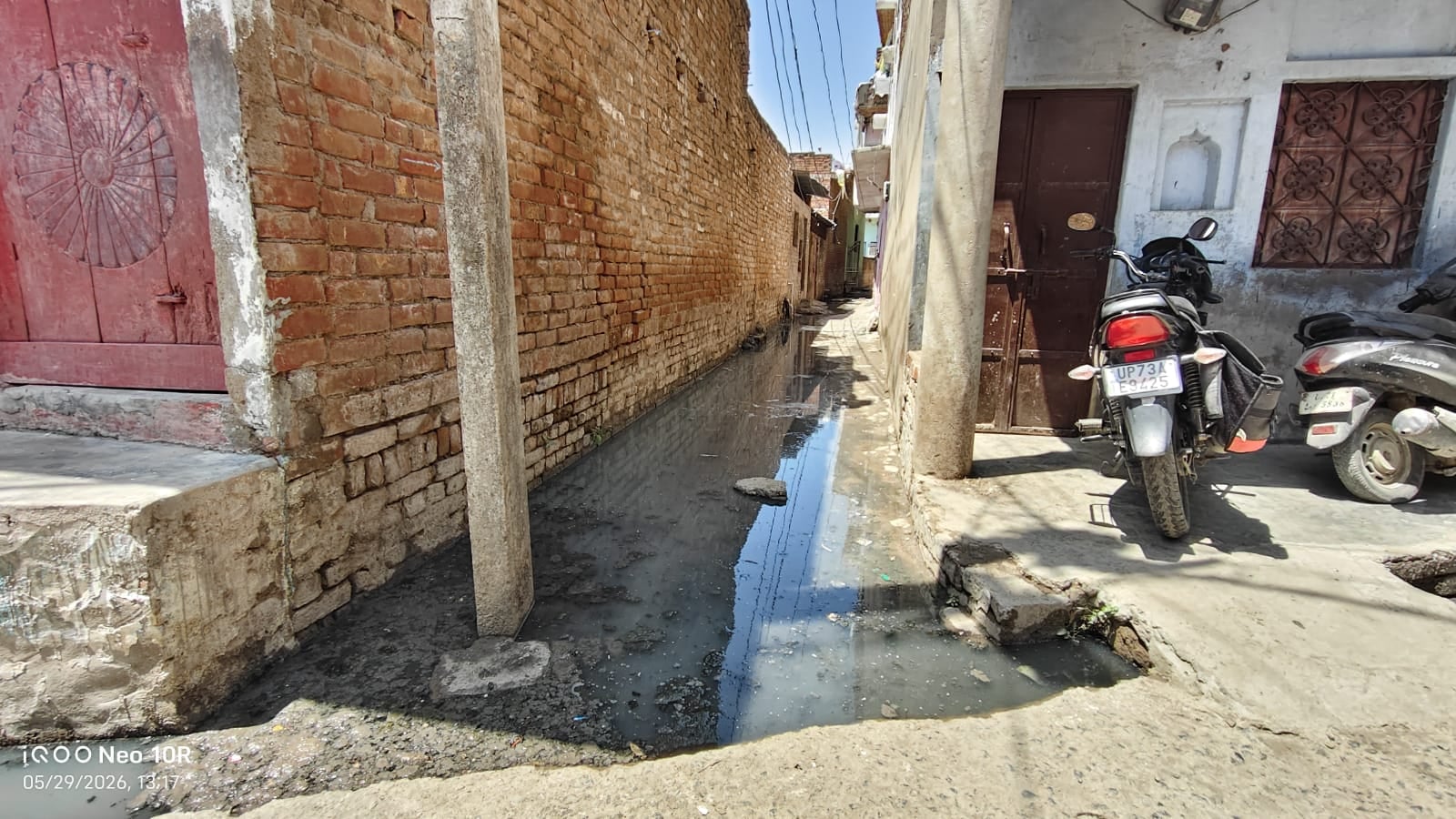 अजुहा कस्बे के वार्ड नंबर 2 अंबेडकर नगर में बजबजाती नाली। संवाद अजुहा कस्बे के वार्ड नंबर 2 अंबेडकर नगर में बजबजाती नाली। संवाद