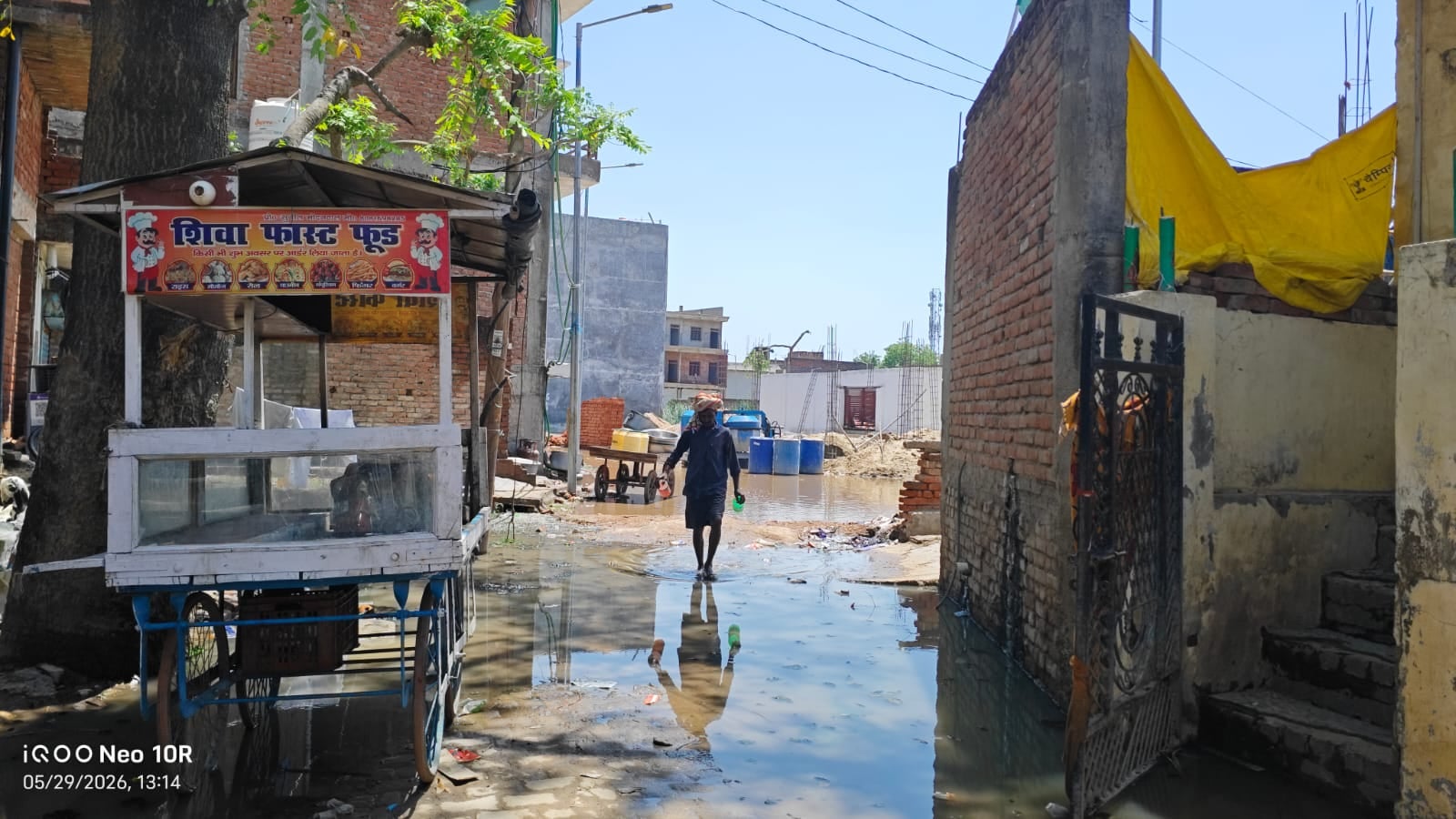 अजुहा कस्बे के वार्ड नंबर 2 अंबेडकर नगर में बजबजाती नाली। संवाद अजुहा कस्बे के वार्ड नंबर 2 अंबेडकर नगर में बजबजाती नाली। संवाद