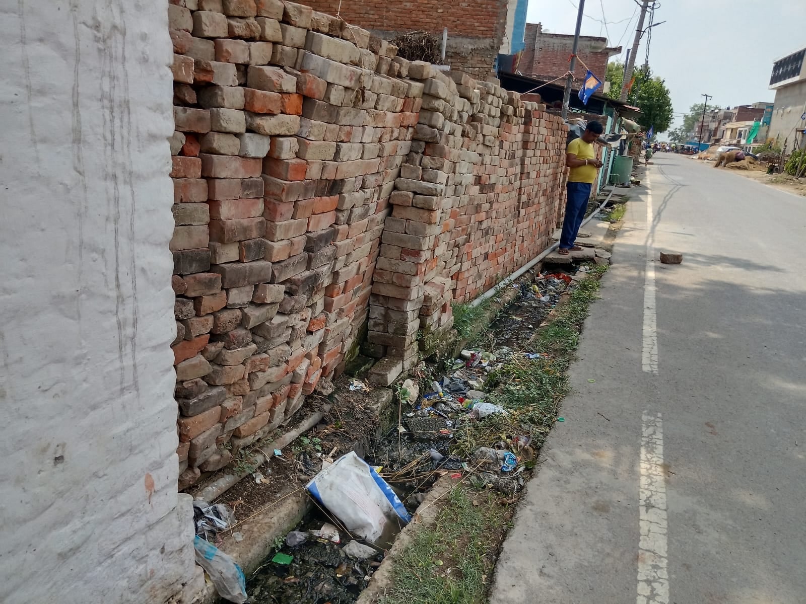 अजुहा कस्बे के वार्ड नंबर 2 अंबेडकर नगर में बजबजाती नाली। संवाद अजुहा कस्बे के वार्ड नंबर 2 अंबेडकर नगर में बजबजाती नाली। संवाद