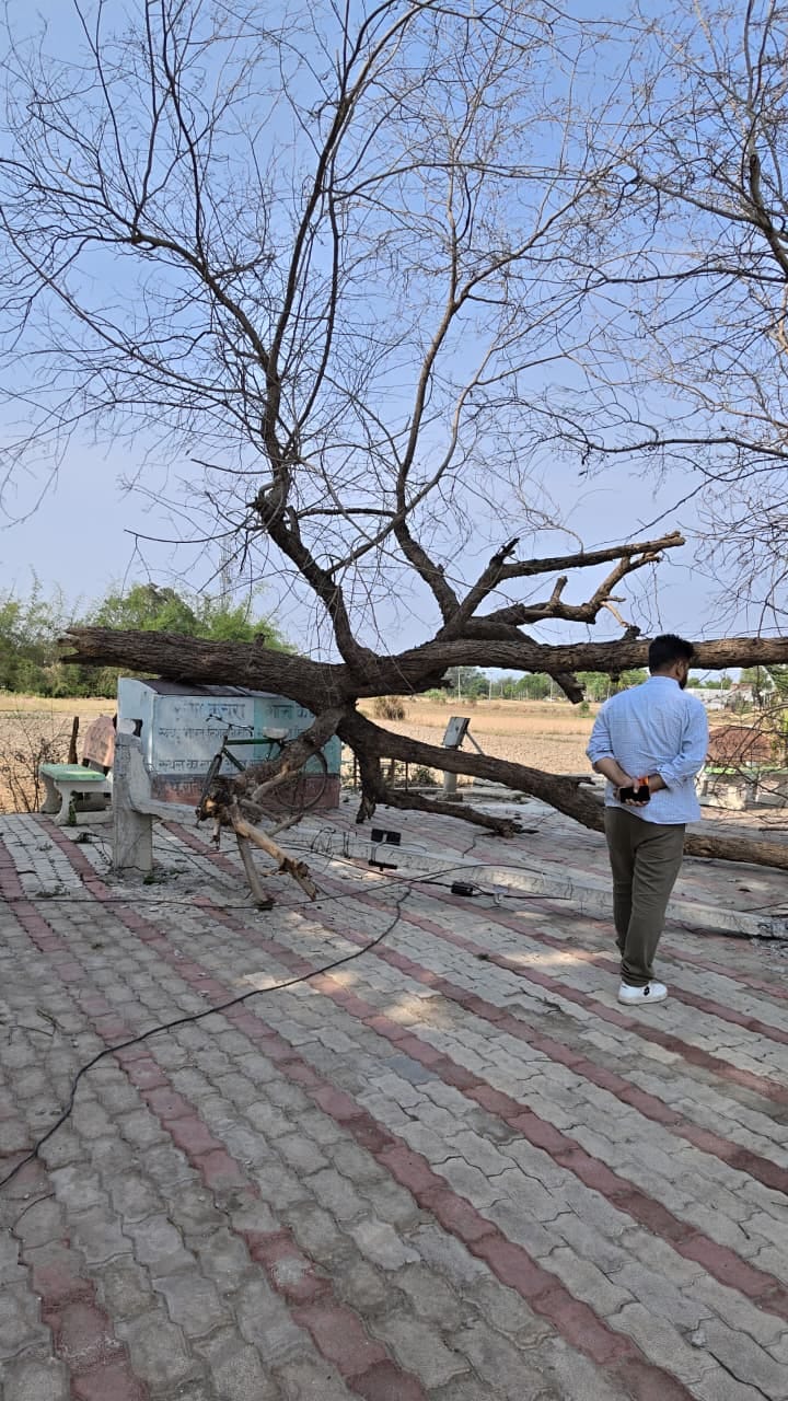 भीरा बाजार में पोल पर क्षतिग्रस्त लाइन ठीक करता लाइनमैन।