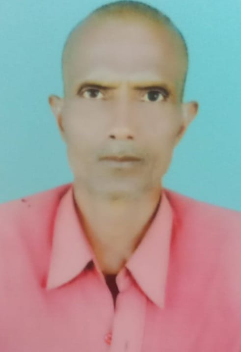 भीरा बाजार में पोल पर क्षतिग्रस्त लाइन ठीक करता लाइनमैन।