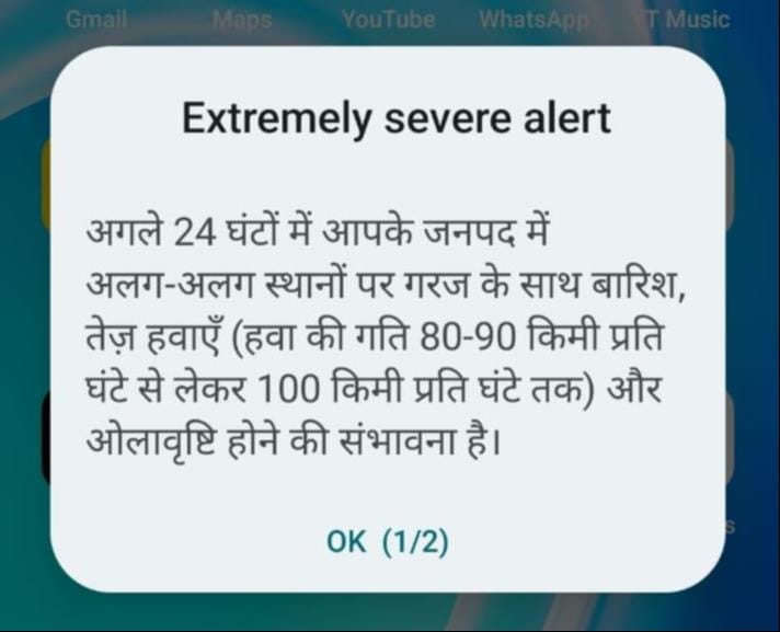 भीरा बाजार में पोल पर क्षतिग्रस्त लाइन ठीक करता लाइनमैन।