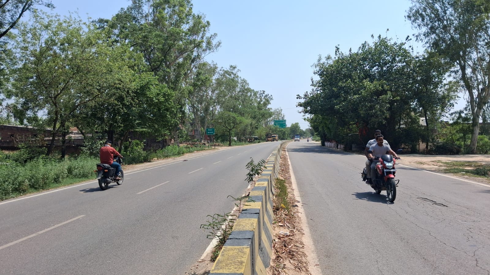 बरेली-मथुरा हाईवे चौड़ीकरण के लिए काटे गए पेड़। संवाद