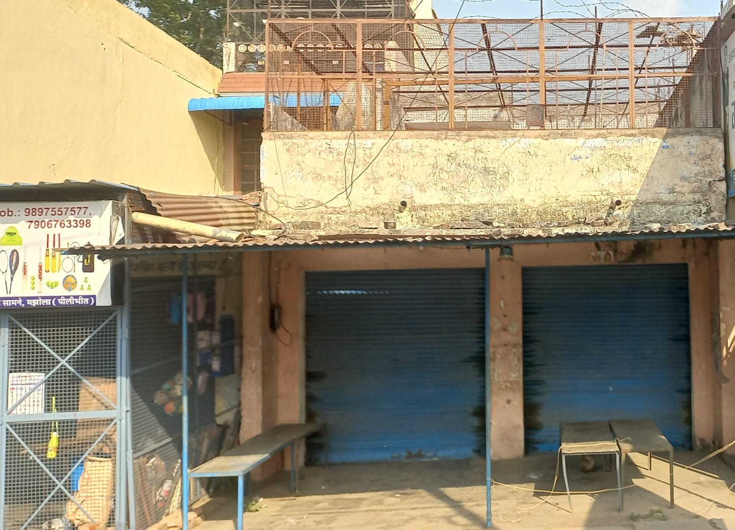 बंदरों के उत्पात से बचने के लिया  लोहे की जाली से  घर को सुरक्षित किया