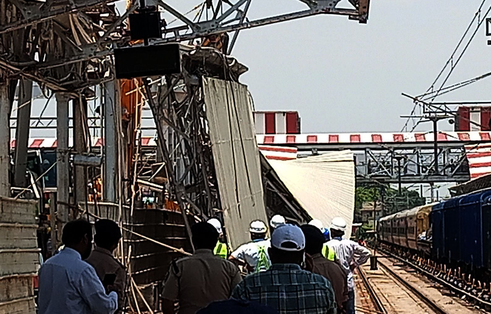 चारबाग रेलवे स्टेशन पर गिरा शेड। चारबाग रेलवे स्टेशन पर गिरा शेड।