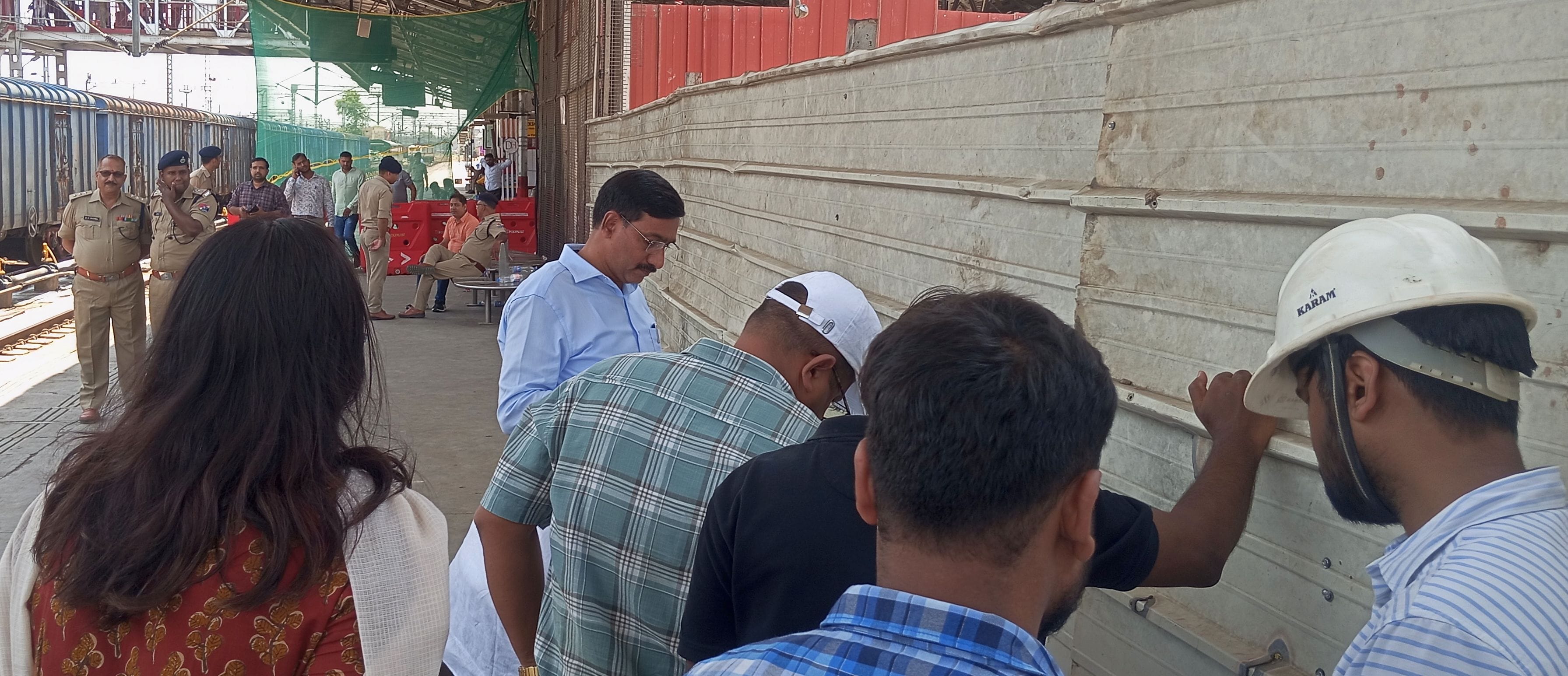 चारबाग रेलवे स्टेशन पर गिरा शेड। चारबाग रेलवे स्टेशन पर गिरा शेड।