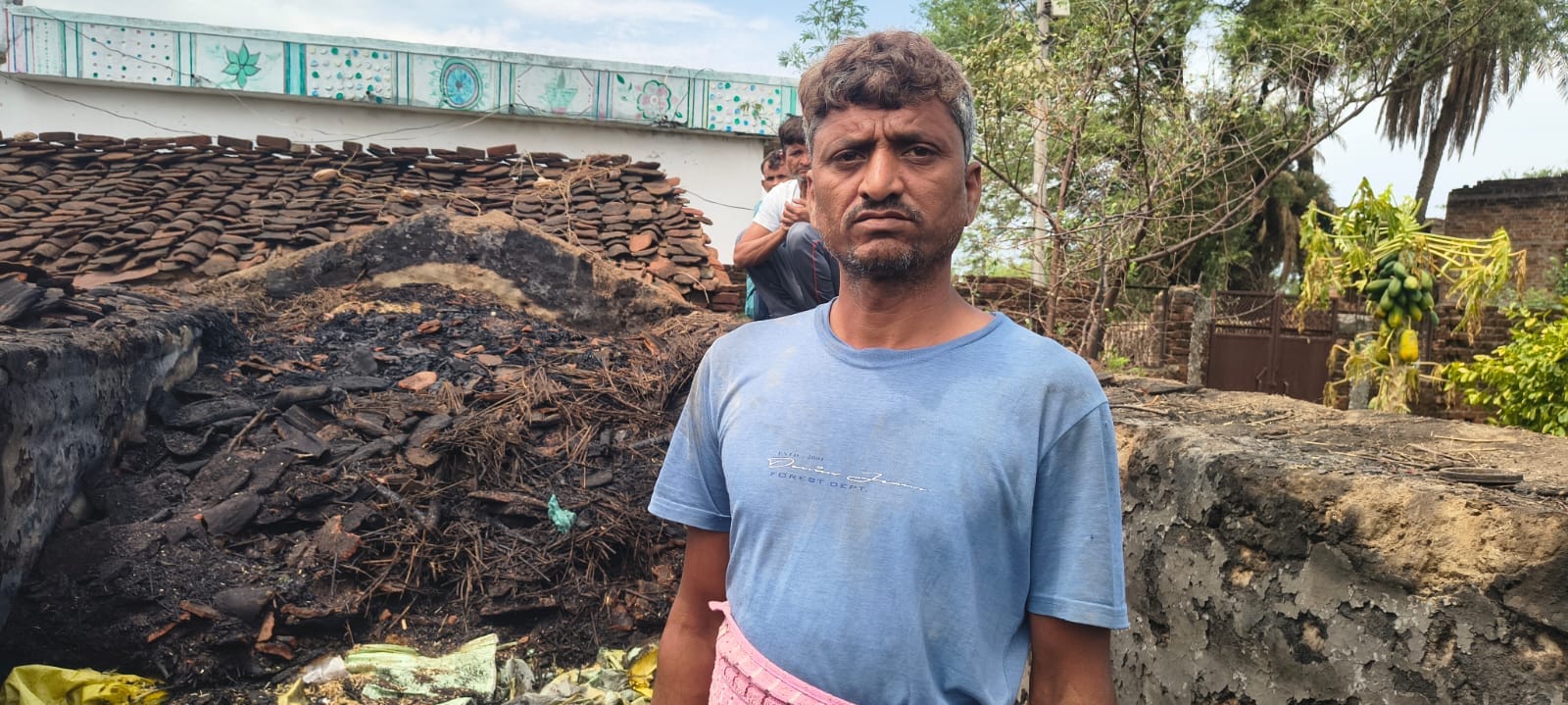 फोटो 01 सिमरिया में अरविंद कुमार जले हुए रुपये दिखाते हुए। फोटो 01 सिमरिया में अरविंद कुमार जले हुए रुपये दिखाते हुए।