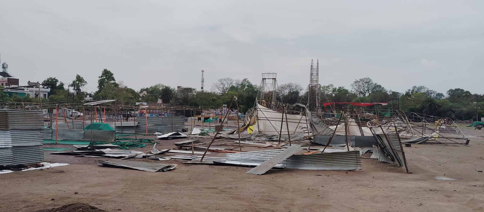 फोटो- 11 आंधी से धरासाई हुआ पीली कोठी रोड स्थित ओवरब्रिज में गिरा यूके लिप्टस का पेड़। संवाद