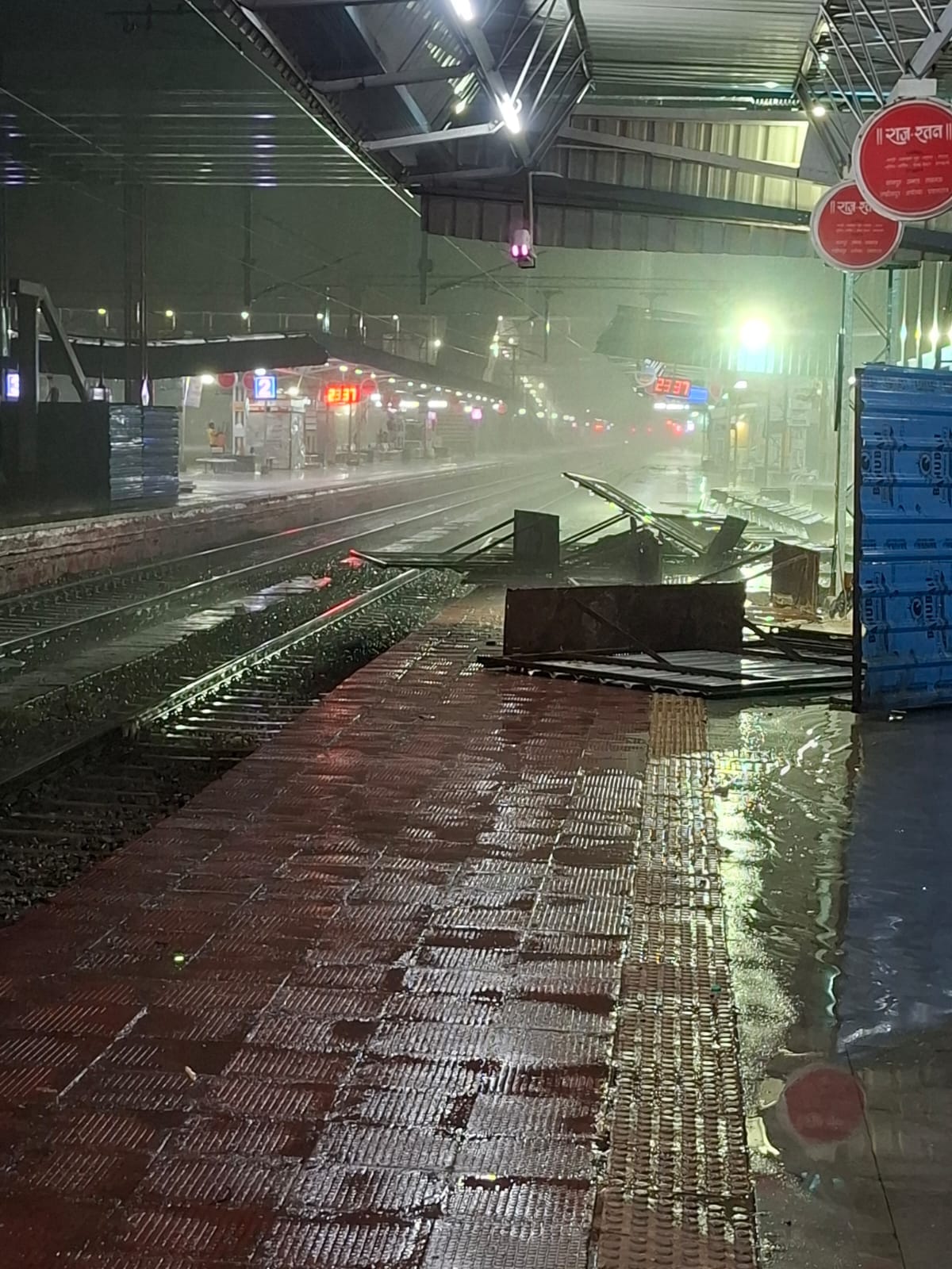 फोटो-14-आटा स्टेशन के पास खड़ी अमृत भारत एक्सप्रेस। संवाद फोटो-14-आटा स्टेशन के पास खड़ी अमृत भारत एक्सप्रेस। संवाद