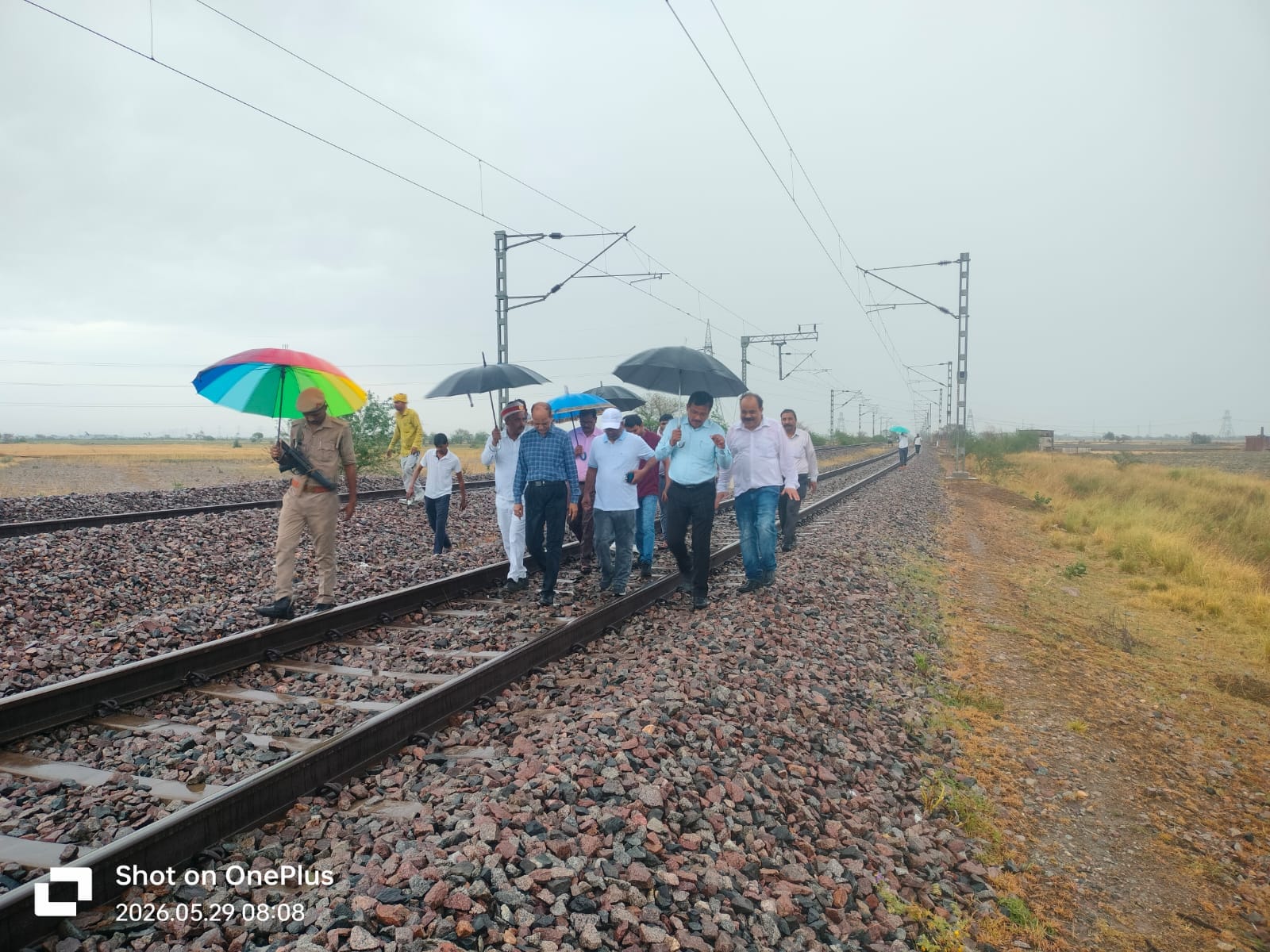 फोटो-14-आटा स्टेशन के पास खड़ी अमृत भारत एक्सप्रेस। संवाद फोटो-14-आटा स्टेशन के पास खड़ी अमृत भारत एक्सप्रेस। संवाद