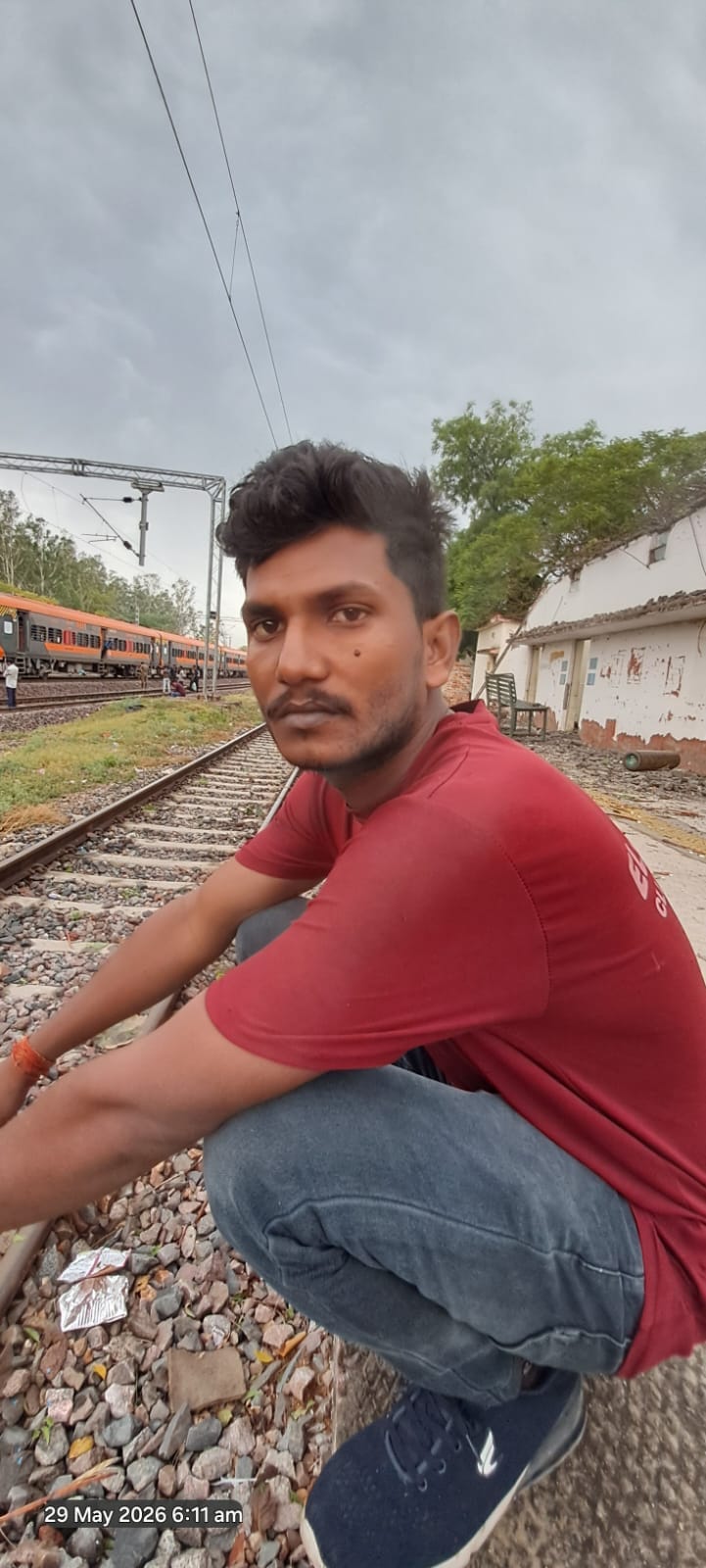 फोटो-14-आटा स्टेशन के पास खड़ी अमृत भारत एक्सप्रेस। संवाद फोटो-14-आटा स्टेशन के पास खड़ी अमृत भारत एक्सप्रेस। संवाद
