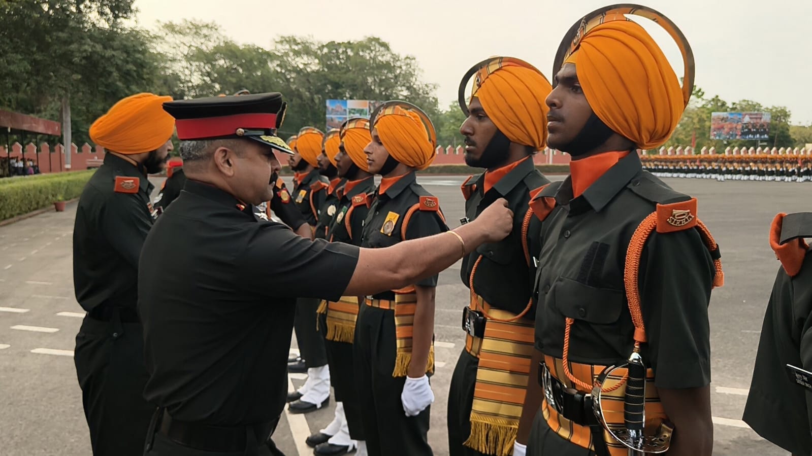 फोटो-19, पासिंग आउट परेड का निरीक्षण करते ब्रिगेडियर मनीष जैन। संवाद फोटो-19, पासिंग आउट परेड का निरीक्षण करते ब्रिगेडियर मनीष जैन। संवाद