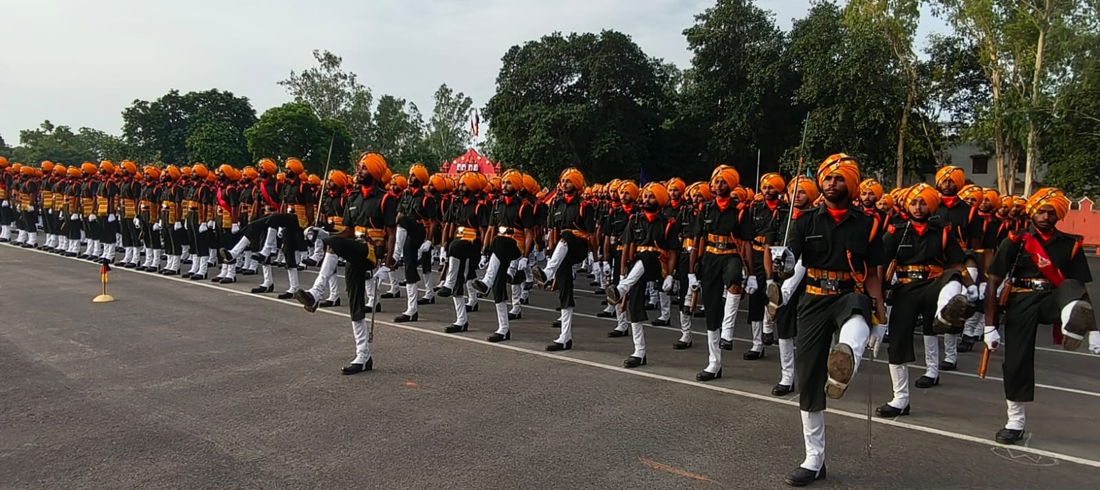 फोटो-19, पासिंग आउट परेड का निरीक्षण करते ब्रिगेडियर मनीष जैन। संवाद फोटो-19, पासिंग आउट परेड का निरीक्षण करते ब्रिगेडियर मनीष जैन। संवाद