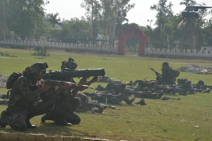 फोटो-23, टैक्टिकल वॉर डेमो के दौरान हेलीकॉप्टर से रस्सी के सहारे उतरते जवान। संवाद फोटो-23, टैक्टिकल वॉर डेमो के दौरान हेलीकॉप्टर से रस्सी के सहारे उतरते जवान। संवाद
