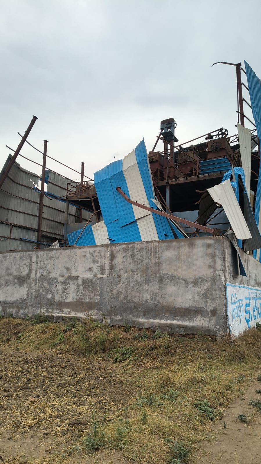 फोटो - 25 कोंच में पेड़ गिरने से क्षतिग्रस्त हुआ मंदिर। संवाद फोटो - 25 कोंच में पेड़ गिरने से क्षतिग्रस्त हुआ मंदिर। संवाद