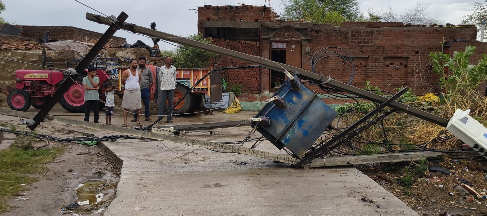 फोटो - 25 कोंच में पेड़ गिरने से क्षतिग्रस्त हुआ मंदिर। संवाद फोटो - 25 कोंच में पेड़ गिरने से क्षतिग्रस्त हुआ मंदिर। संवाद