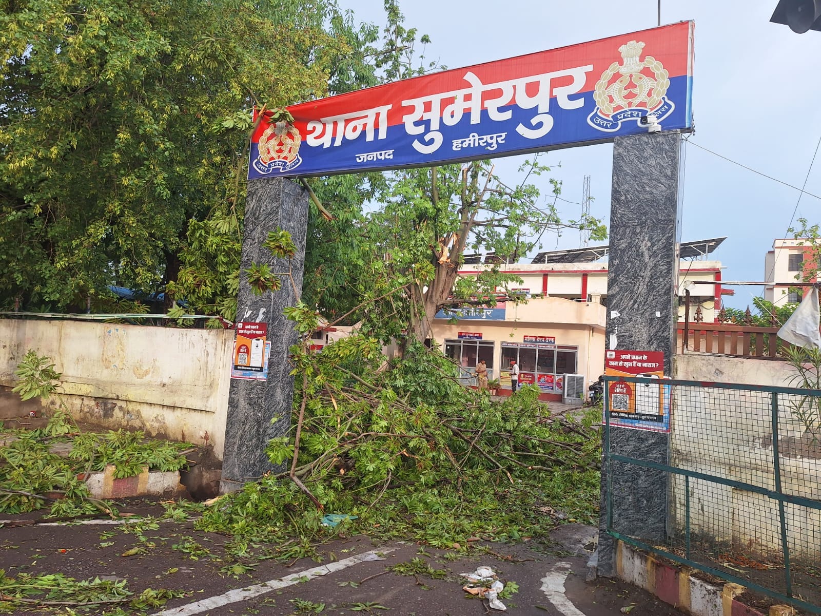 फोटो 29 एचएएमपी 36- सुमेरपुर रेलवे स्टेशन के प्लेटफॉर्म एक में पेड़ गिरने से टूटी बेंच एवं ट्रॉ फोटो 29 एचएएमपी 36- सुमेरपुर रेलवे स्टेशन के प्लेटफॉर्म एक में पेड़ गिरने से टूटी बेंच एवं ट्रॉ