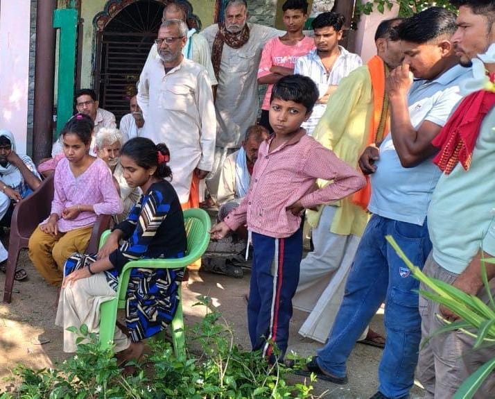 फोटो 30 एचएएमपी 34- स्वासा खुर्द गांव में मृतक पुष्पेंद्र के घर पहुंचकर परिजनों से जानकारी लेते फोटो 30 एचएएमपी 34- स्वासा खुर्द गांव में मृतक पुष्पेंद्र के घर पहुंचकर परिजनों से जानकारी लेते
