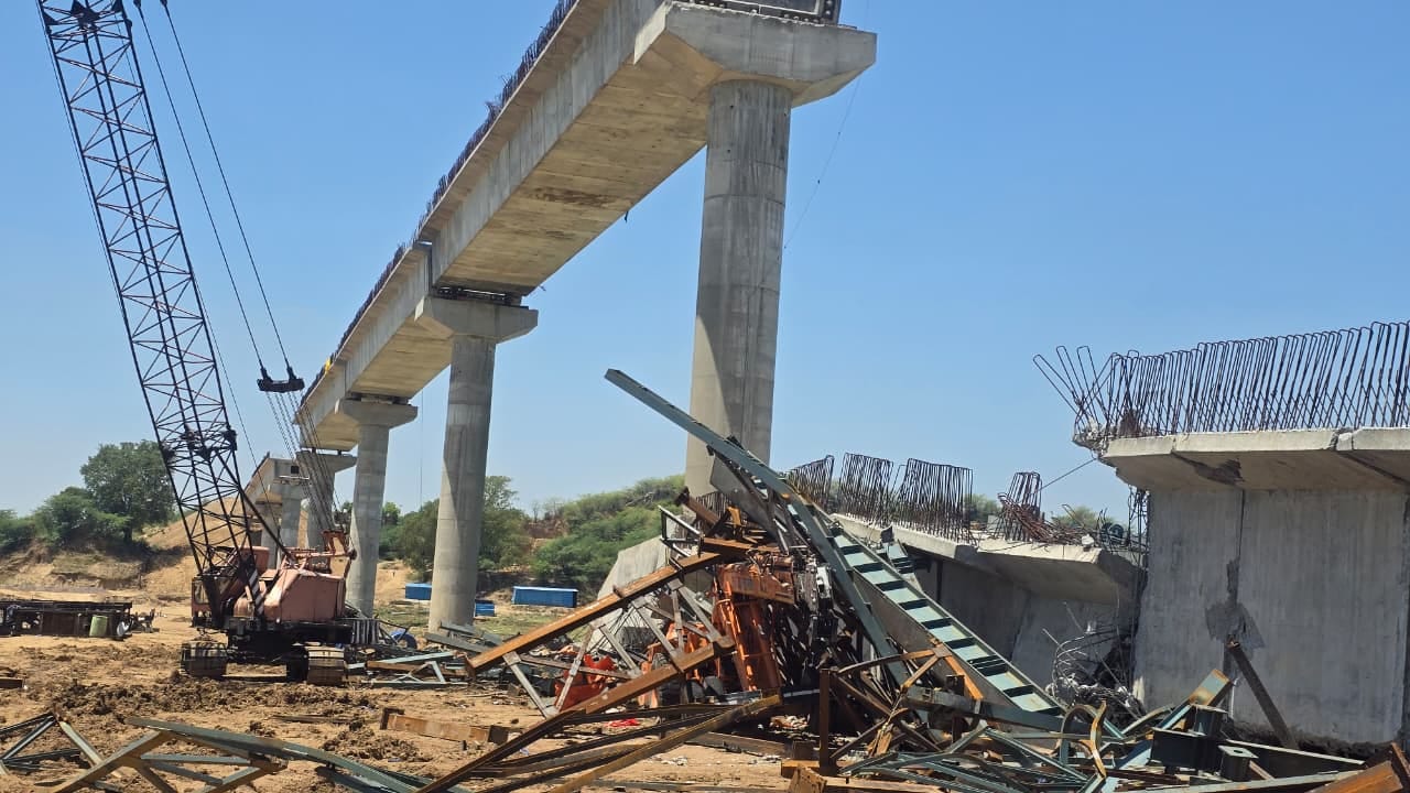 फोटो 30 एचएएमपी 37- स्टोर परिसर में रखी खराब सीमेंट की बोरियां। संवाद फोटो 30 एचएएमपी 37- स्टोर परिसर में रखी खराब सीमेंट की बोरियां। संवाद