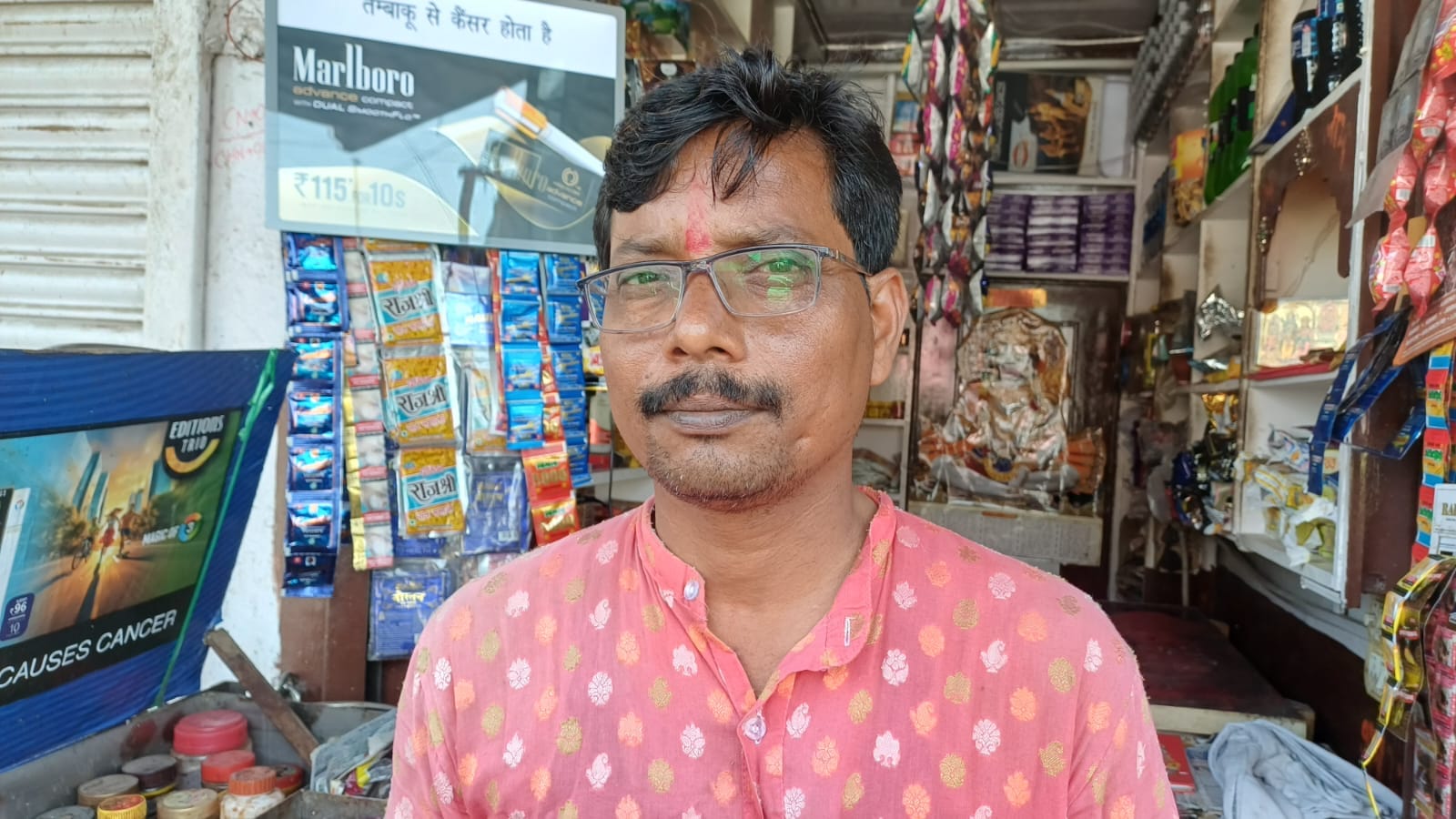 फोटो -5- पान लगाता दुकानदार। संवाद