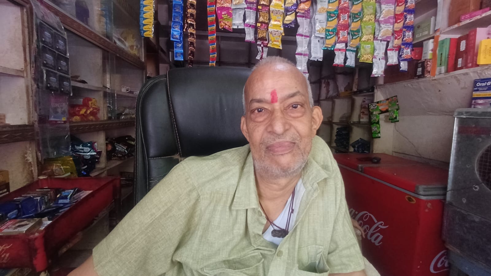 फोटो -5- पान लगाता दुकानदार। संवाद