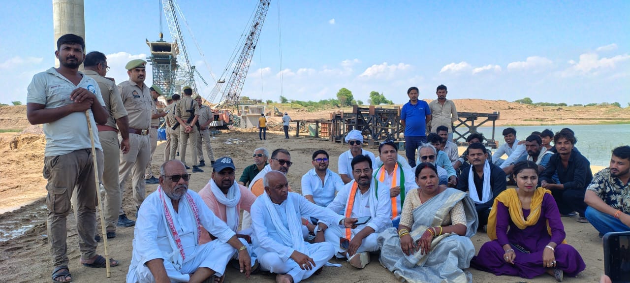 फोटो30 एचएएमपी 23- टूटे पिलर की सामग्री दिखाते कांग्रेस के पूर्व प्रदेश अध्यक्ष। संवाद फोटो30 एचएएमपी 23- टूटे पिलर की सामग्री दिखाते कांग्रेस के पूर्व प्रदेश अध्यक्ष। संवाद