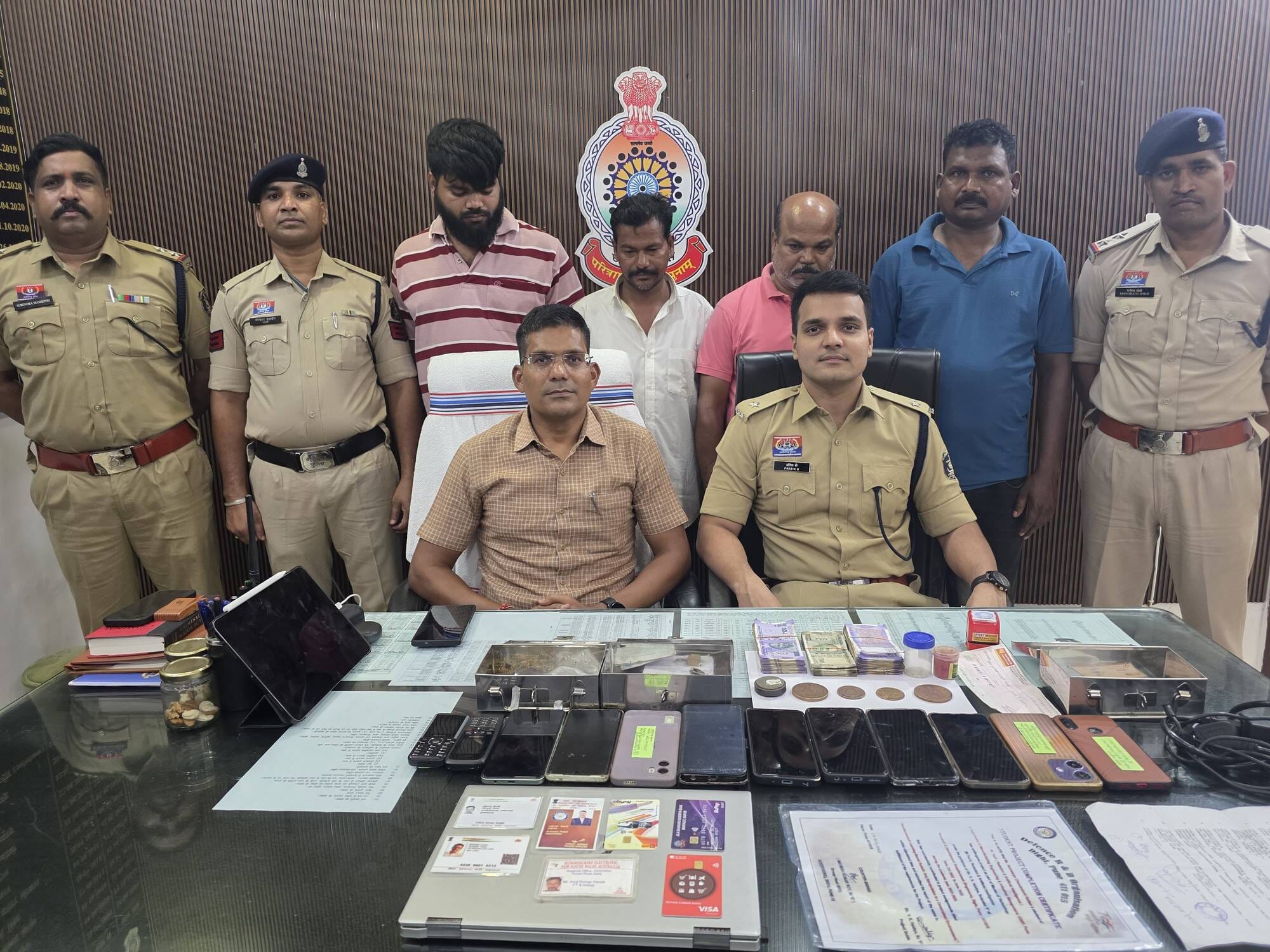 गिरफ्तार आरोपियों के साथ जब्त सामान