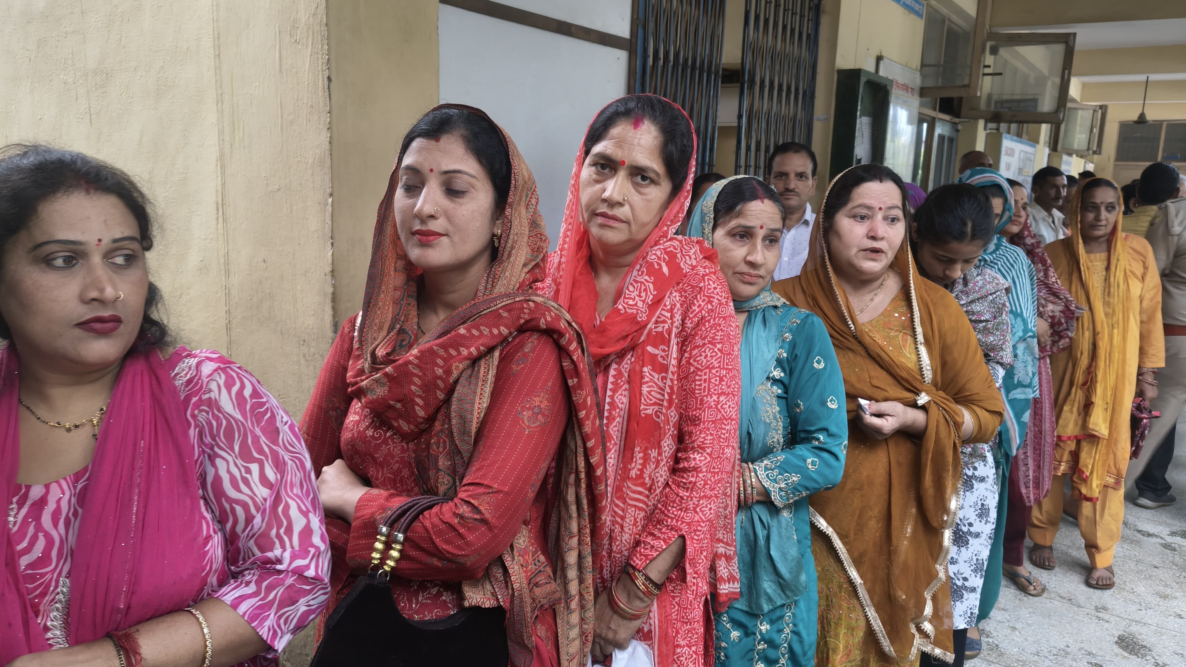 ग्राम पंचायत कल्लर में भारी बारिश के कारण भी मतदाताओं में दिखा उत्साह। संवाद