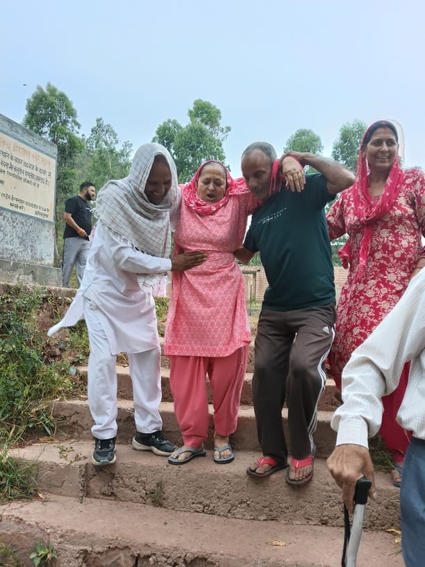 ग्राम पंचायत कल्लर में भारी बारिश के कारण भी मतदाताओं में दिखा उत्साह। संवाद