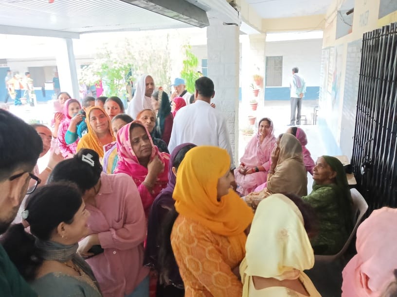ग्राम पंचायत कल्लर में भारी बारिश के कारण भी मतदाताओं में दिखा उत्साह। संवाद