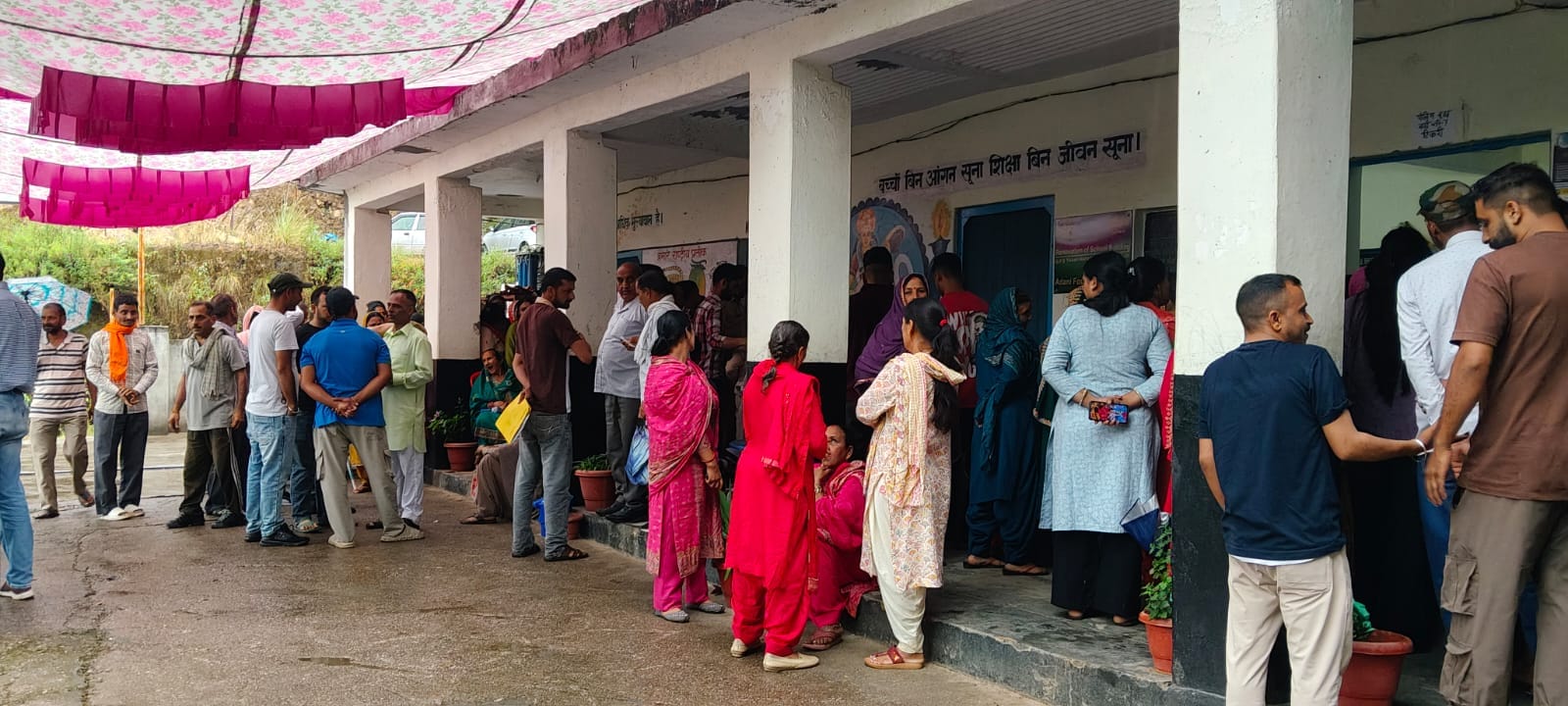 ग्राम पंचायत कल्लर में भारी बारिश के कारण भी मतदाताओं में दिखा उत्साह। संवाद