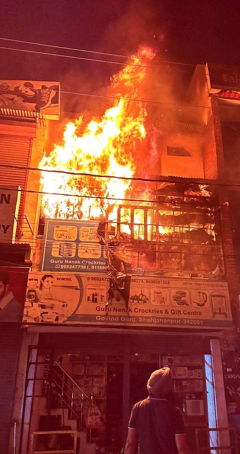 गोविंदगंज बाजार में क्रॉकरी की दुकान में लगी आग से जला सामान। संवाद गोविंदगंज बाजार में क्रॉकरी की दुकान में लगी आग से जला सामान। संवाद