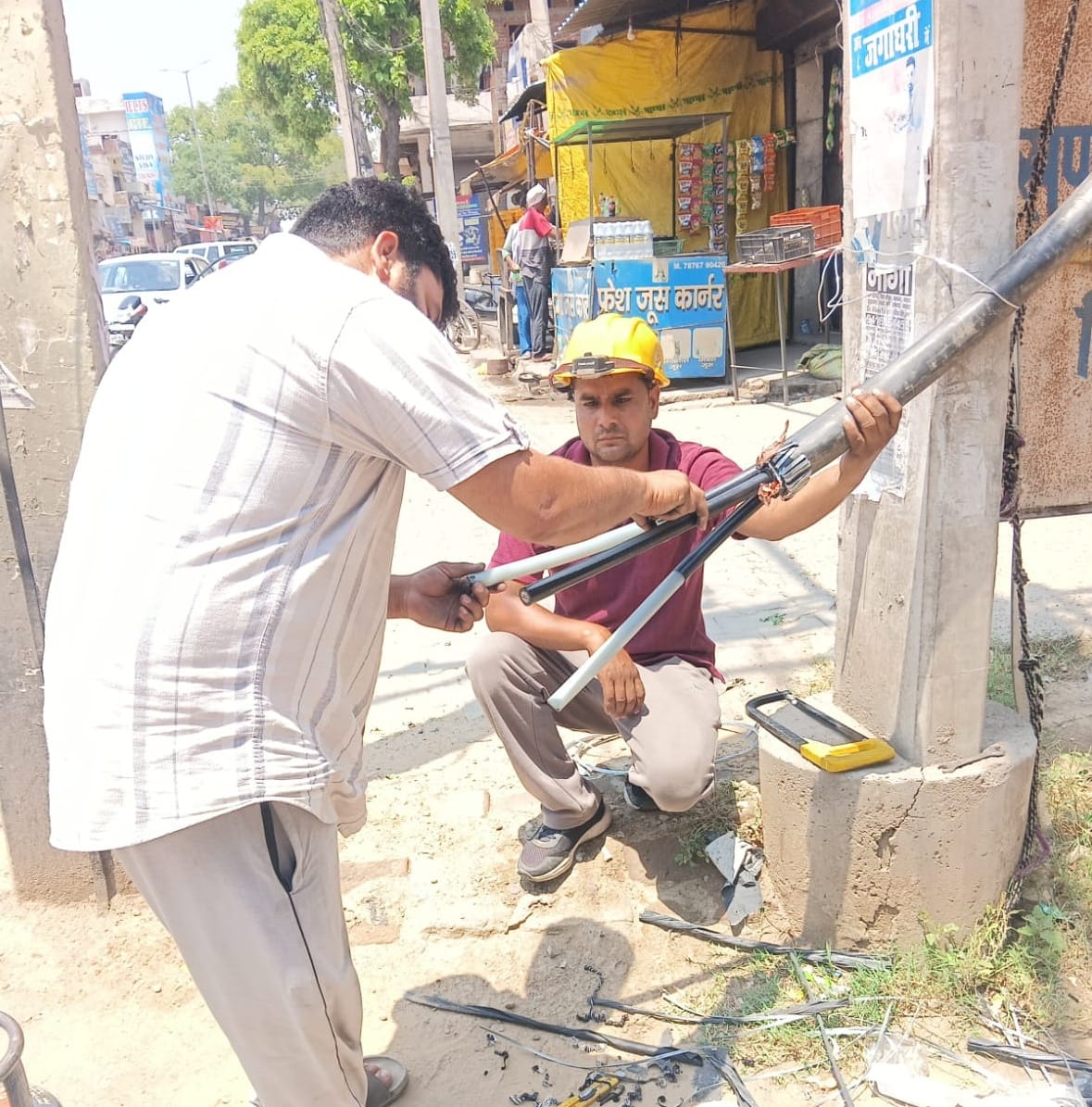 जटहेड़ी गांव के मोड़ पर टूटा बिजली का तार। संवाद