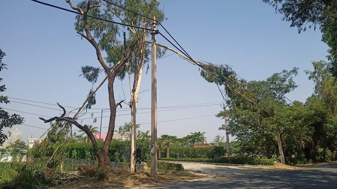 जटहेड़ी गांव के मोड़ पर टूटा बिजली का तार। संवाद