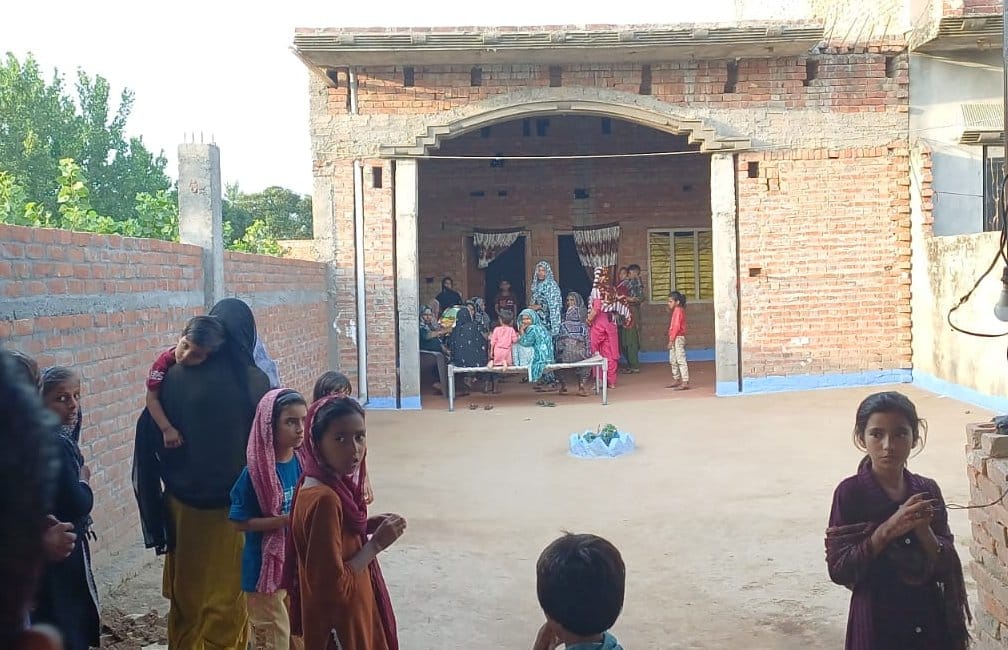 कपूरी गांव स्थित मकान पर अहसान का पिता कपूरी गांव स्थित मकान पर अहसान का पिता