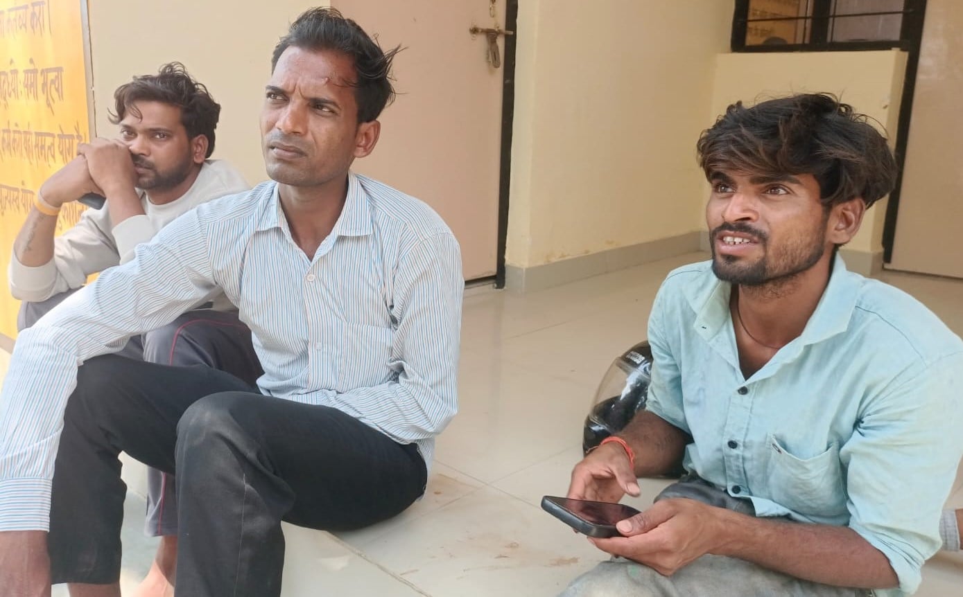 कुर्रिया कलां में आंधी से रामरहीस के घर पर गिरा नीम का पेड़।संवाद