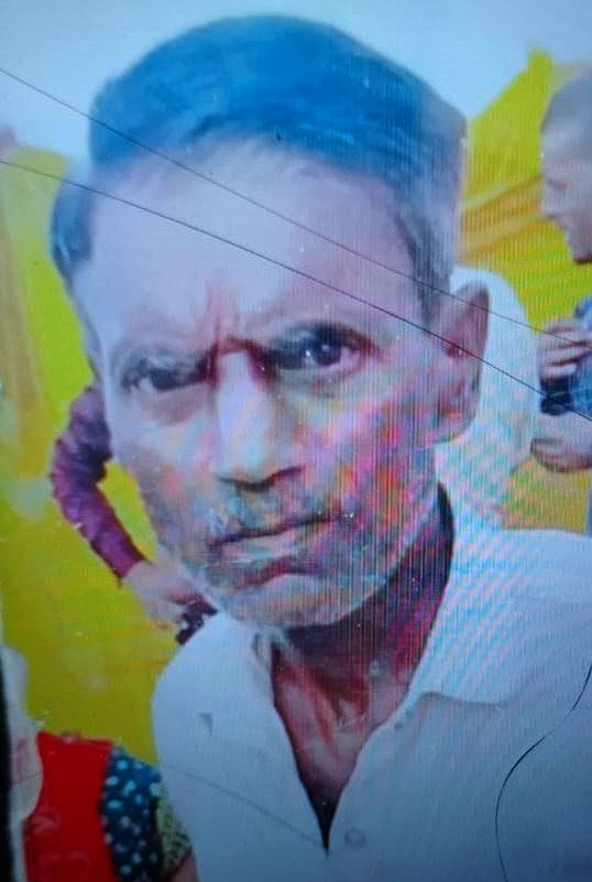 कुर्रिया कलां में आंधी से रामरहीस के घर पर गिरा नीम का पेड़।संवाद