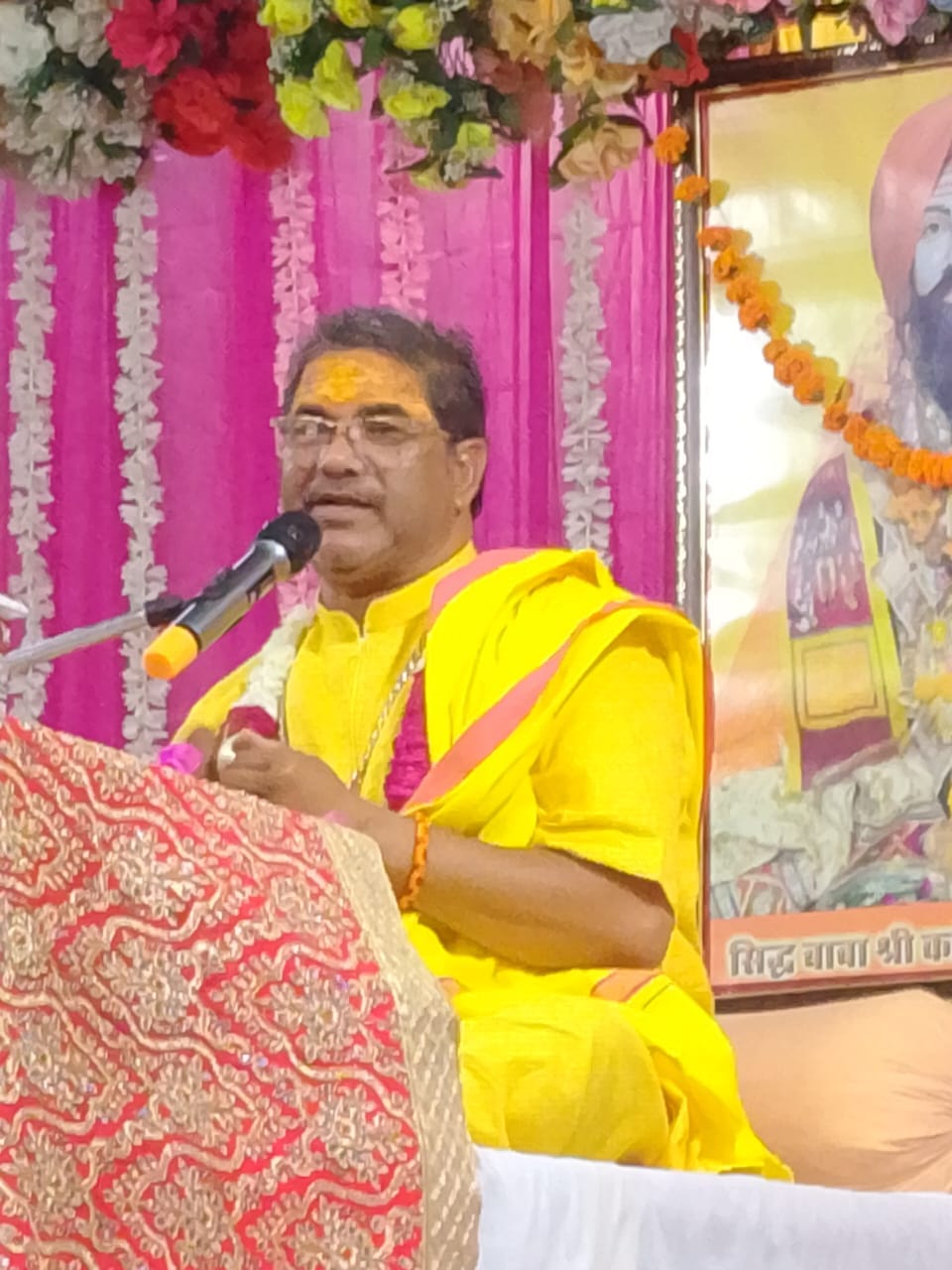 कांशीगिरि मंदिर में कथा सुनते श्रद्धालु। स्रोत : सभा कांशीगिरि मंदिर में कथा सुनते श्रद्धालु। स्रोत : सभा