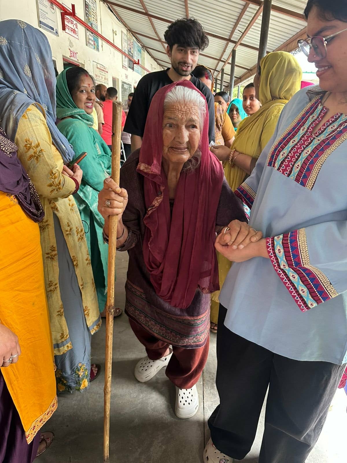 काथला पंचायत में मतदान करने के बाद 105 वर्षीय लीला देवी। जागरूक पाठक काथला पंचायत में मतदान करने के बाद 105 वर्षीय लीला देवी। जागरूक पाठक
