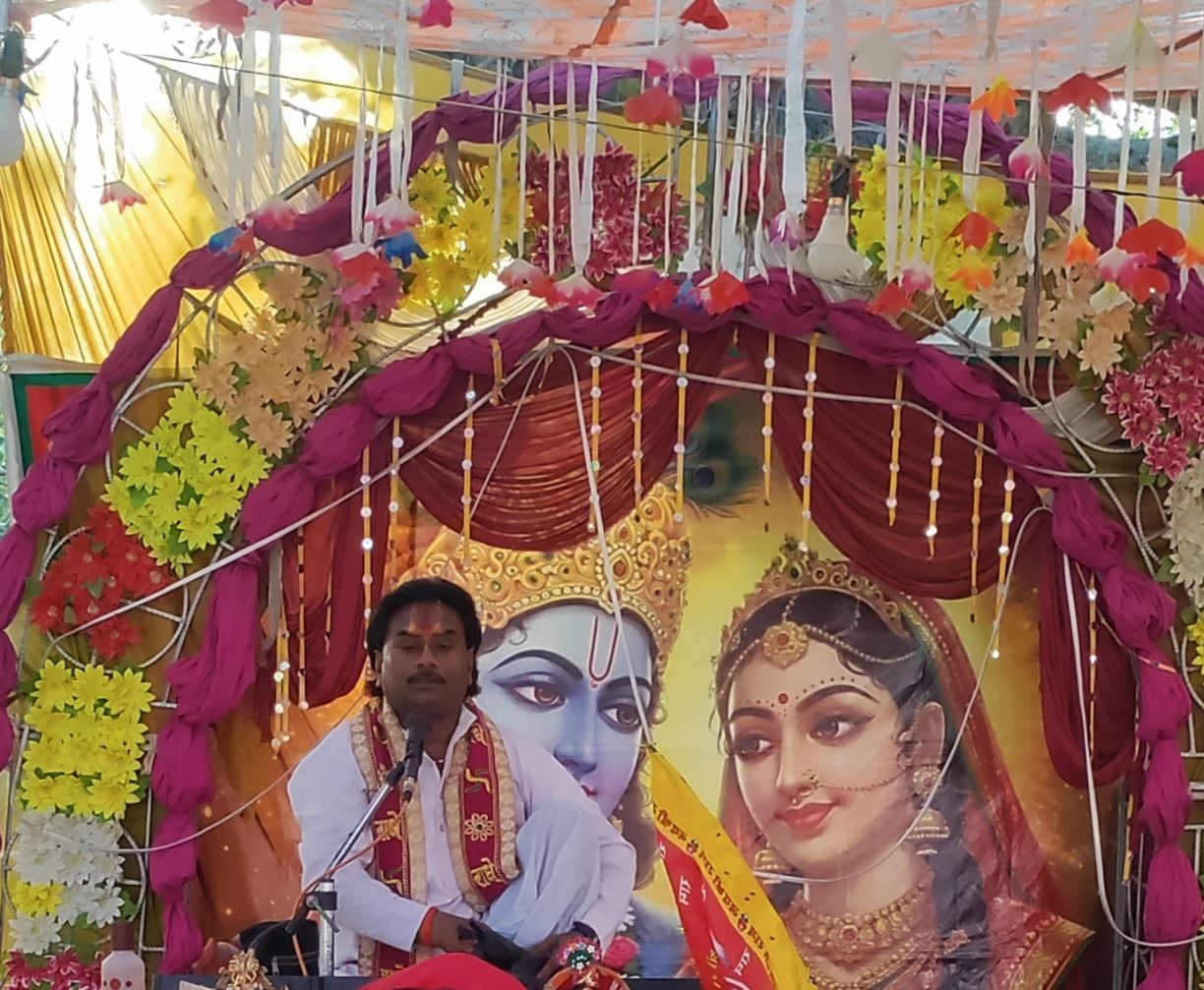 खुटार में रथ यात्रा का स्वागत करते ग्रामीण व श्रद्धालु। स्रोत: आयोजक खुटार में रथ यात्रा का स्वागत करते ग्रामीण व श्रद्धालु। स्रोत: आयोजक