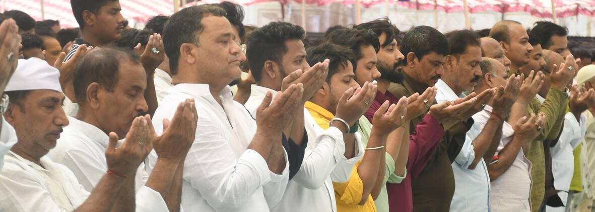 मुल्क में अमन-चैन की दुआ को उठे हजारों हाथ मुल्क में अमन-चैन की दुआ को उठे हजारों हाथ