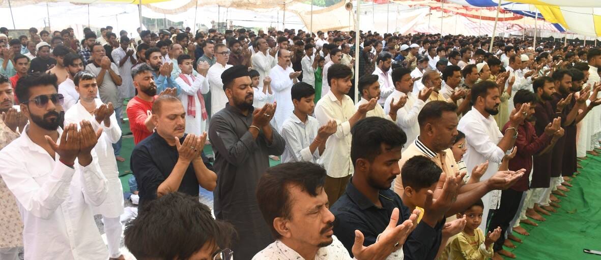मुल्क में अमन-चैन की दुआ को उठे हजारों हाथ मुल्क में अमन-चैन की दुआ को उठे हजारों हाथ