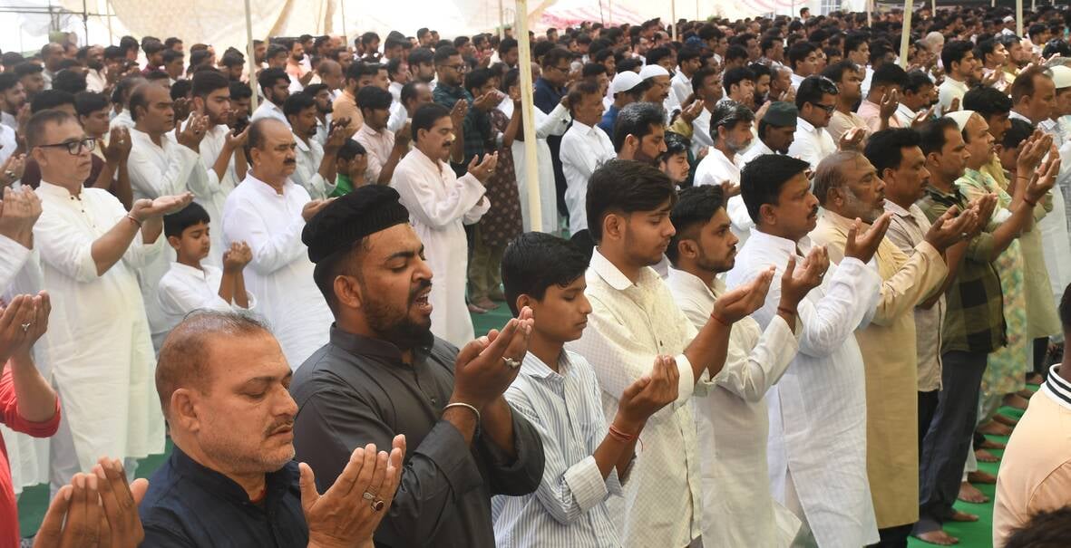 मुल्क में अमन-चैन की दुआ को उठे हजारों हाथ मुल्क में अमन-चैन की दुआ को उठे हजारों हाथ