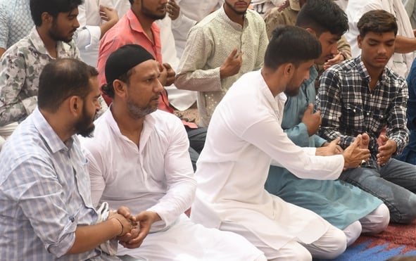 मुल्क में अमन-चैन की दुआ को उठे हजारों हाथ मुल्क में अमन-चैन की दुआ को उठे हजारों हाथ
