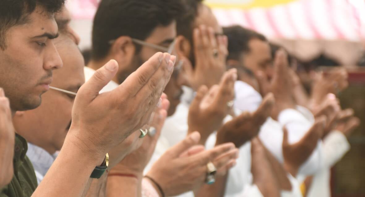 मुल्क में अमन-चैन की दुआ को उठे हजारों हाथ मुल्क में अमन-चैन की दुआ को उठे हजारों हाथ